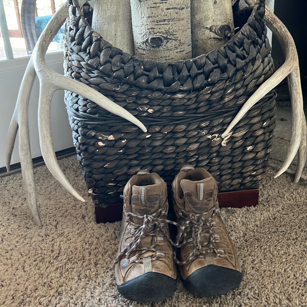 Women’s keen hiker boots size 5.5.  They are used but in good condition.